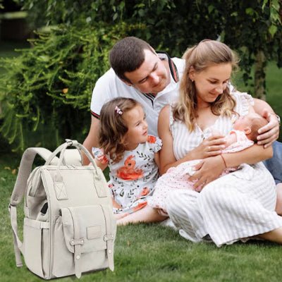 Famille au parc avec sac à dos à langer styleM