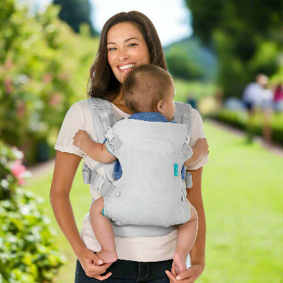 Maman avec porte bebe babycarrier gris clair face porteur