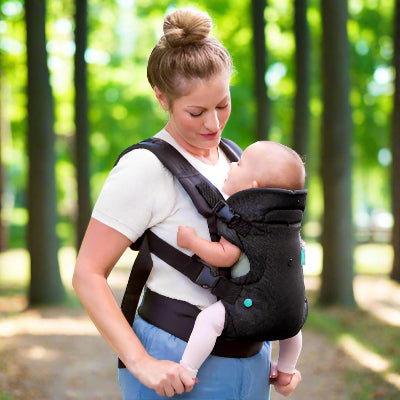 Maman avec porte bebe babycarrier noir face porteur
