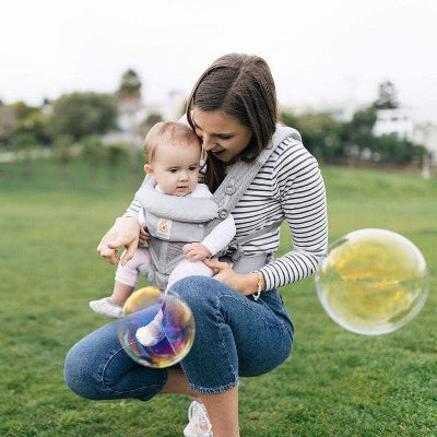 Maman et bebe avec porte bébé physiologique gris