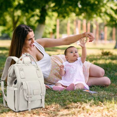 Maman et bébé avec sac à dos à langer beige