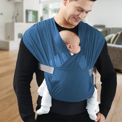 Papa et bebe avec echarpe de portage bleue