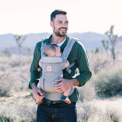 Papa et bébé avec porte bébé physiologique