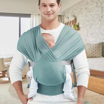 Papa et bebe endormi avec echarpe de portage verte