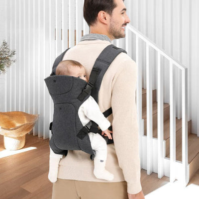 Papa portant bébé avec porte bébé adorababy