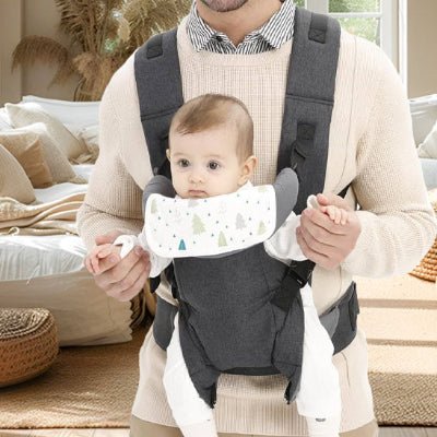 Papa portant bébé avec porte bébé face monde
