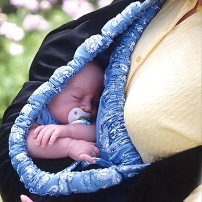 bebe endormi avec bebe porte en echarpe serenWrap
