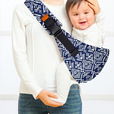 bebe souriant dans echarpe porte bebe Calen™
