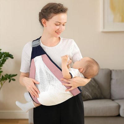 maman au salon avec écharpe de portage bébé