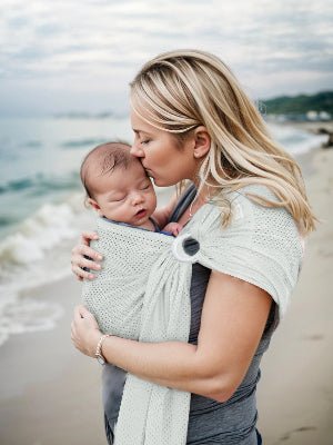 maman avec echarpe de portage sling auren™ gris clair