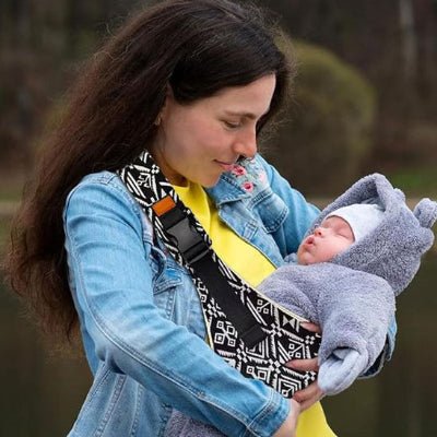 maman avec echarpe porte bebe Calen™