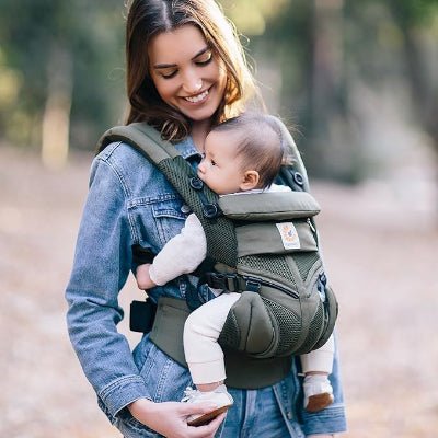 maman avec porte bébé physiologique vert olive