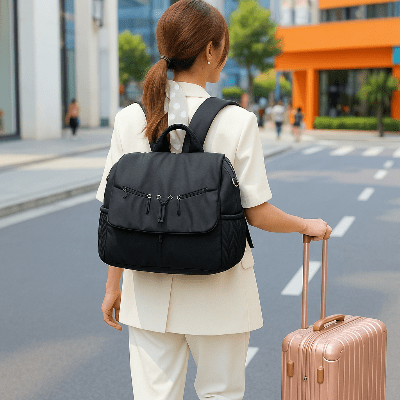 maman en voyage avec sac a langer noir EMI