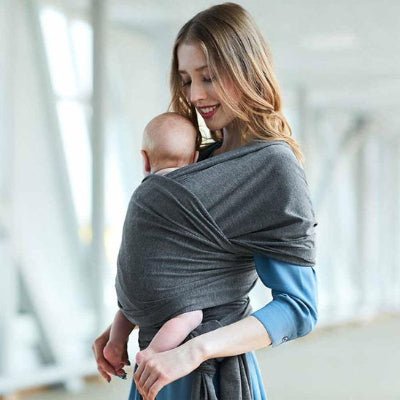 maman et bébé avec écharpe de portage gris fonce
