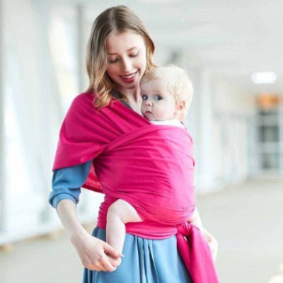 maman et bébé avec écharpe de portage rose