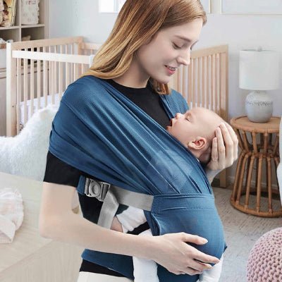 maman et bebe endormi avec echarpe de portage bleue