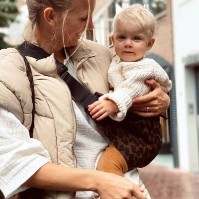 maman-et-porte bebe hanche leopard prestihanche™