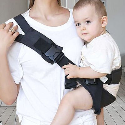 maman portant bebe avec echarpe portage naturallure noire