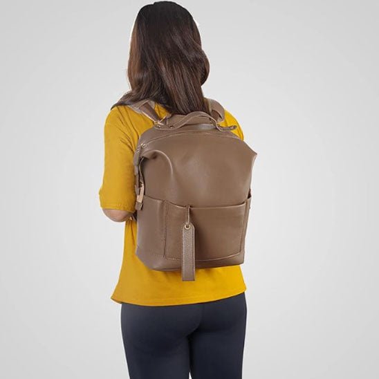 maman portant sac a dos a langer marron