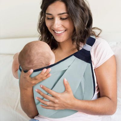 maman souriant et porte echarpe bebe