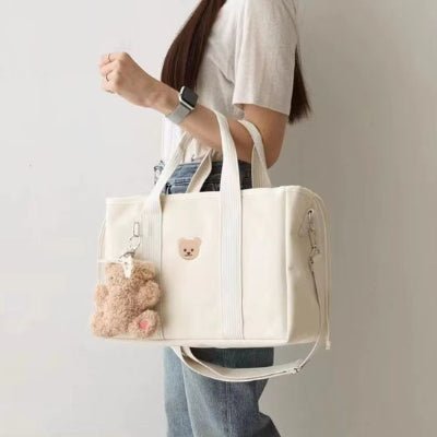 maman tenant poignée sac à langer beige