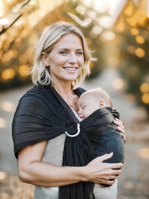 maman souriant et echarpe de portage sling noir