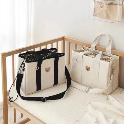 Sac à langer noir et beige sur berceau