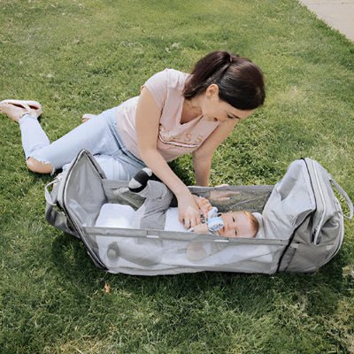 Sac a langer lit avec maman jouant