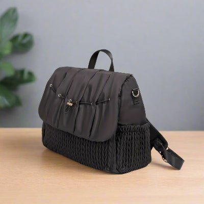sac a langer noir sur table
