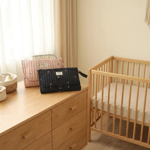 tapis de change bébé Pratinomade™ rose et noir