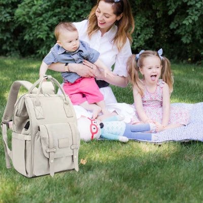 Maman en famille avec sac à dos à langer styleM