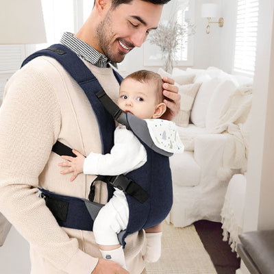 Papa et bebe avec porte bébé adorababy vue profile
