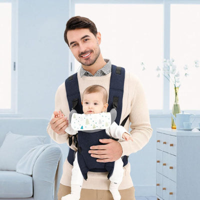 Papa souriant et bébé avec porte bébé adorababy