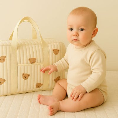 bebe assis avec sac a langer gaze de coton Lunor™