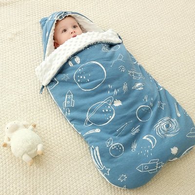 Bébé dans nid d'ange cosy hiver  Calisson™ Espace