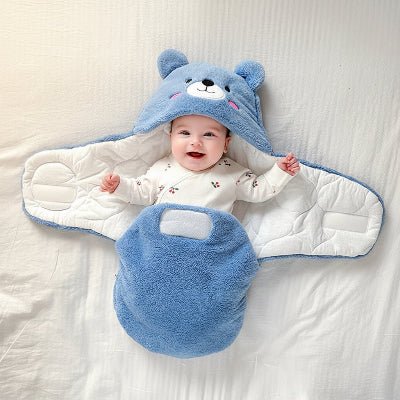 bebe souriant dans nid d ange ourson coconours™ bleu ouvert