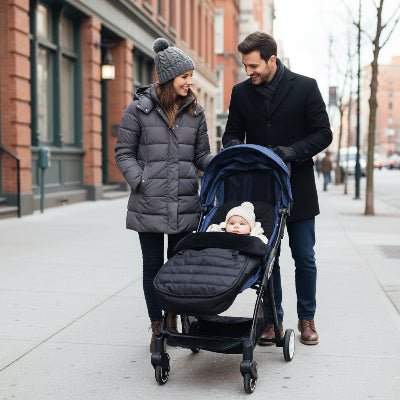 famille avec bebe dans chancelière pour poussette Warmli™ noir