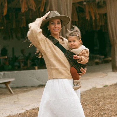 famille et porte bebe hanche leopard prestihanche™