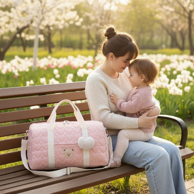 famille souriant avec Sac a langer fille  Zénoa™