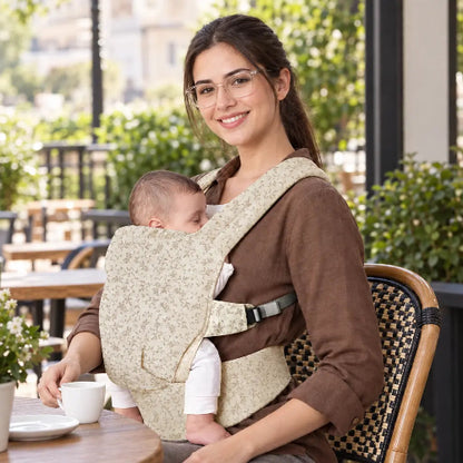 maman au café souriant et porte bébé évolutif Porticalin™
