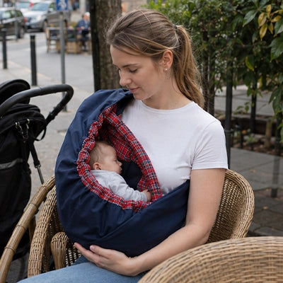 maman avec echarpe de portage nouveau né Serenwrap™ rouge
