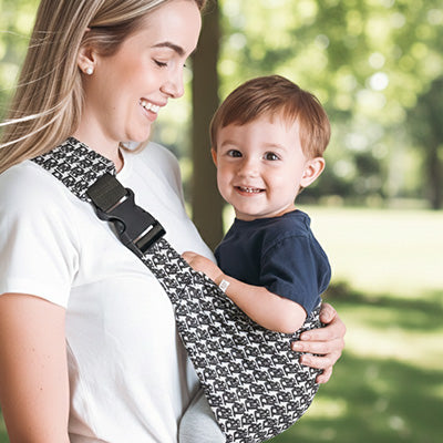 maman avec porte bébé écharpe Néviasson™ noir