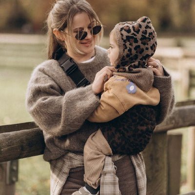 maman avec porte bebe leopard hanche 