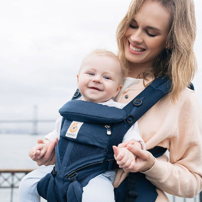 maman avec porte bebe physio bleu marine face monde
