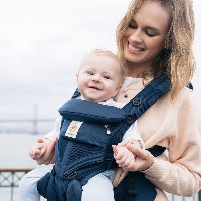maman avec porte bebe physiologique bleu marine face monde