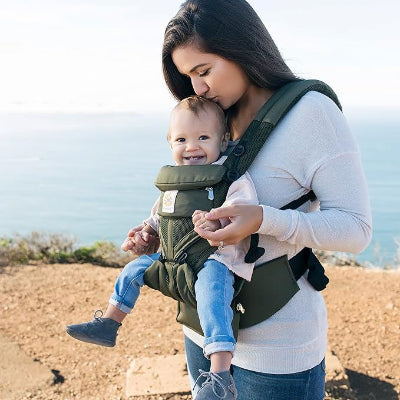 maman avec porte bebe physiologique vert olive face monde