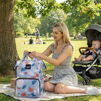 maman avec sac à dos langer douserenia™ bleu foncé