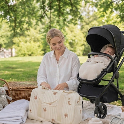 maman avec sac bebe à langer lapin doucilunea™