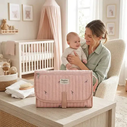 Maman avec tapis de change bébé Pratinomade™
