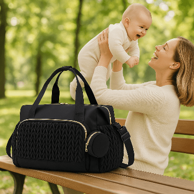 maman-et-sac-a-langer-bebe-noir